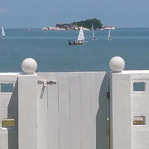 G&t's Beach Front Homestay